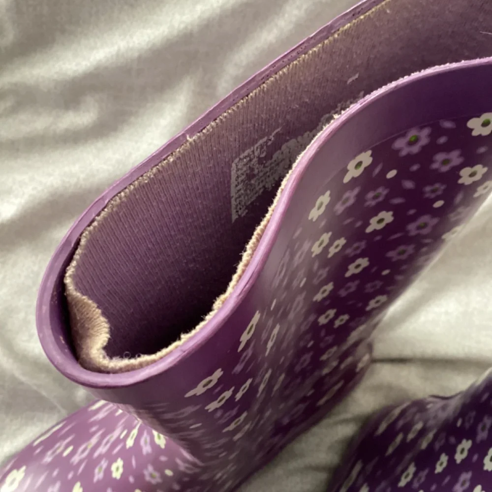 Girl Purple Rain Boots Size 2 3 with White Flowers  Rubber